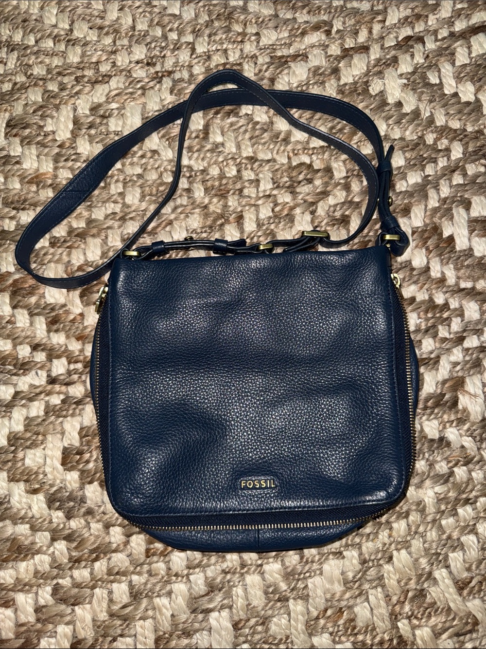 Fossil Navy Blue Pebbled Leather Expandable Crossbody with Gold Hardware EUC
